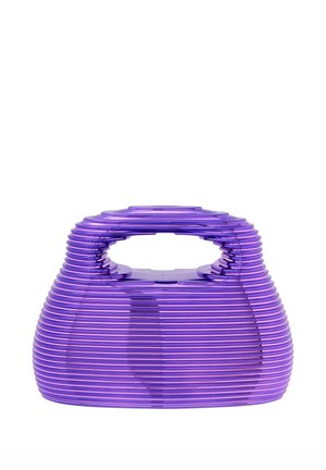 Paarse handtas met een ribbelontwerp, vervaardigd uit flexibel materiaal. Voorzien van een brede handgreep en een ronde vorm voor stabiliteit.