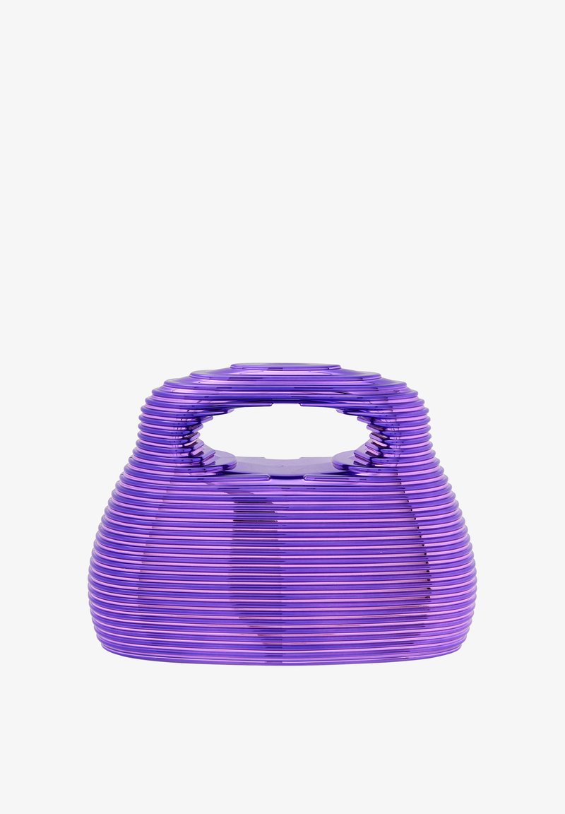 Lila kézitáska bordázott dizájnnal, rugalmas anyagból készült. Széles füle és kerek formája a stabilitást szolgálja.