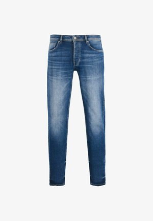 Peenike sinised teksasepüksid, millel on kulunud pesu, viis taskut ja metallist nööbi sulgemine. Omab õmblusdetailide stiili külgedel.