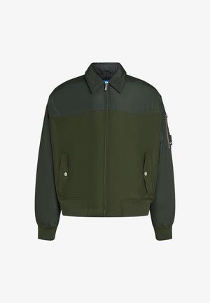 Oliivroheline pommikindel jakk, millel on lukuga sulgumine, soonikkoes varrukad, kaks külgmist taskut ja lisaks lukuga tasku varrukal. Sile tekstuur.