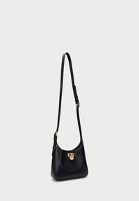 Svart läder axelväska med rundad form, guldiga detaljer och en justerbar rem. Slät textur med en subtil glans.