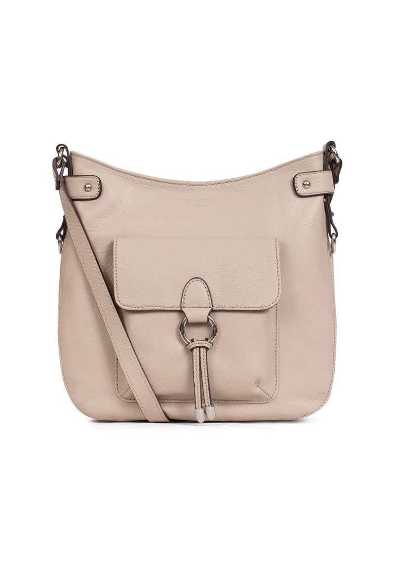 Borsa a tracolla in pelle beige con tasca frontale, hardware argentato, tracolla regolabile e texture liscia. Accento distintivo a forma di anello sulla patta della tasca.