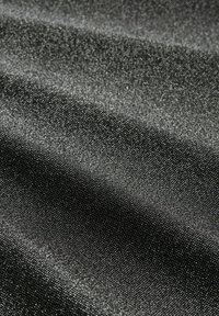 Čierna textúrovaná tkanina s jemným leskom; hladký povrch s jemným, rovnomerným vzorom, ktorý odráža svetlo pod rôznymi uhlami.