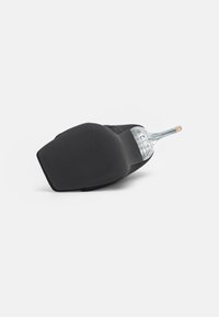 Musta ergonominen kenkä, jossa on sileä pinta ja läpinäkyvä lasikorko. Muotoilu on virtaviivainen, pyöristetty ja siinä on teksturoitu pohja.