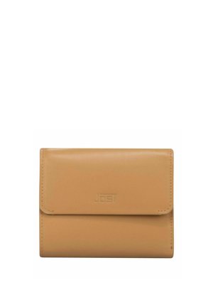 Portafoglio compatto in pelle color cuoio con chiusura a patta e logo in rilievo discreto sul davanti, mostrato su uno sfondo bianco.