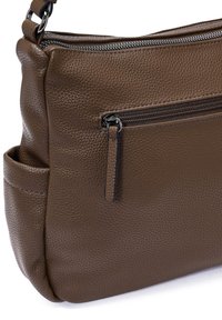 Borsa a spalla in pelle marrone con finitura testurizzata, dotata di una tasca con zip e una tasca laterale per ulteriore spazio di stoccaggio.