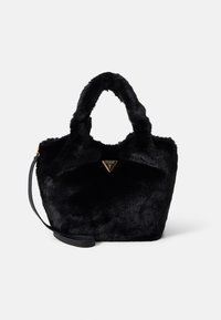 Sort faux fur håndtaske med rundede håndtag, en aftagelig læderrem og et gyldent trekantet logo. Blød tekstur, rummeligt design.