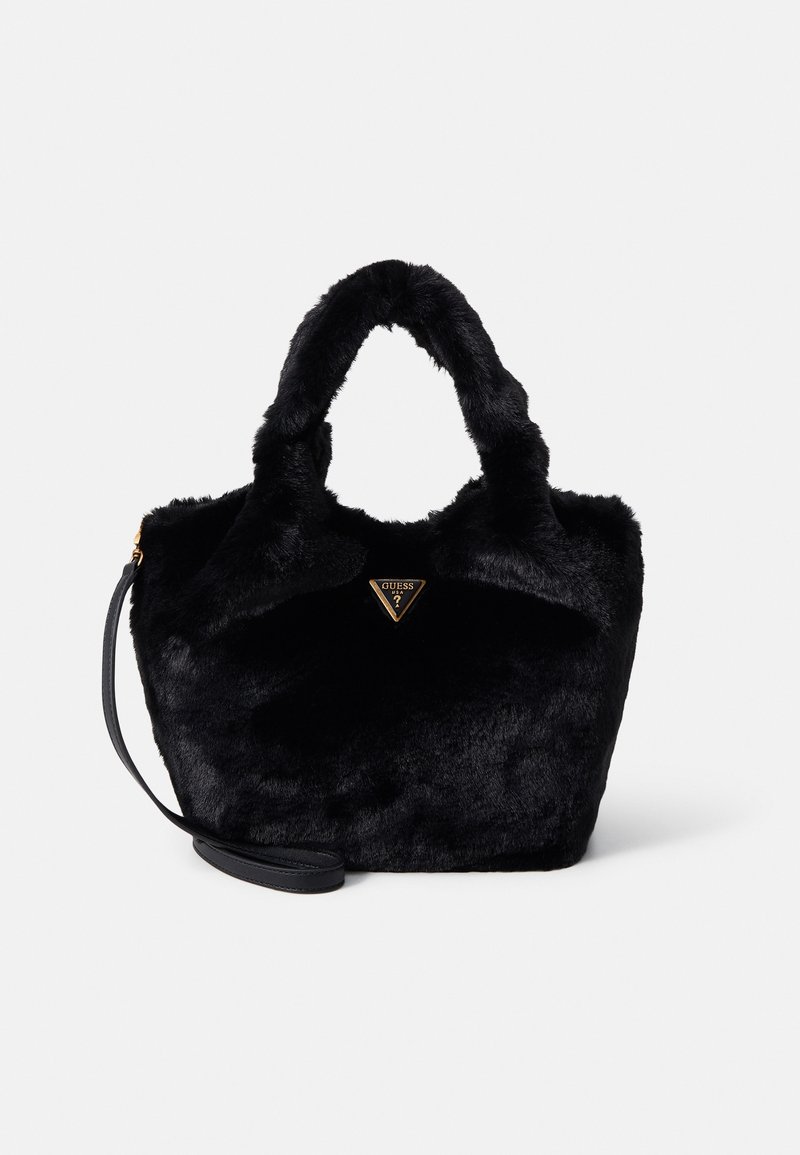 Sort faux fur håndtaske med rundede håndtag, en aftagelig læderrem og et gyldent trekantet logo. Blød tekstur, rummeligt design.