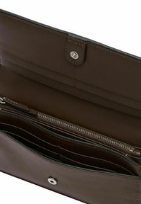 Brązowy skórzany portfel z wieloma przegródkami na karty, zamykaną na zamek kieszenią i zapięciem na zatrzask. Gładka faktura z wzmocnionymi szwami.