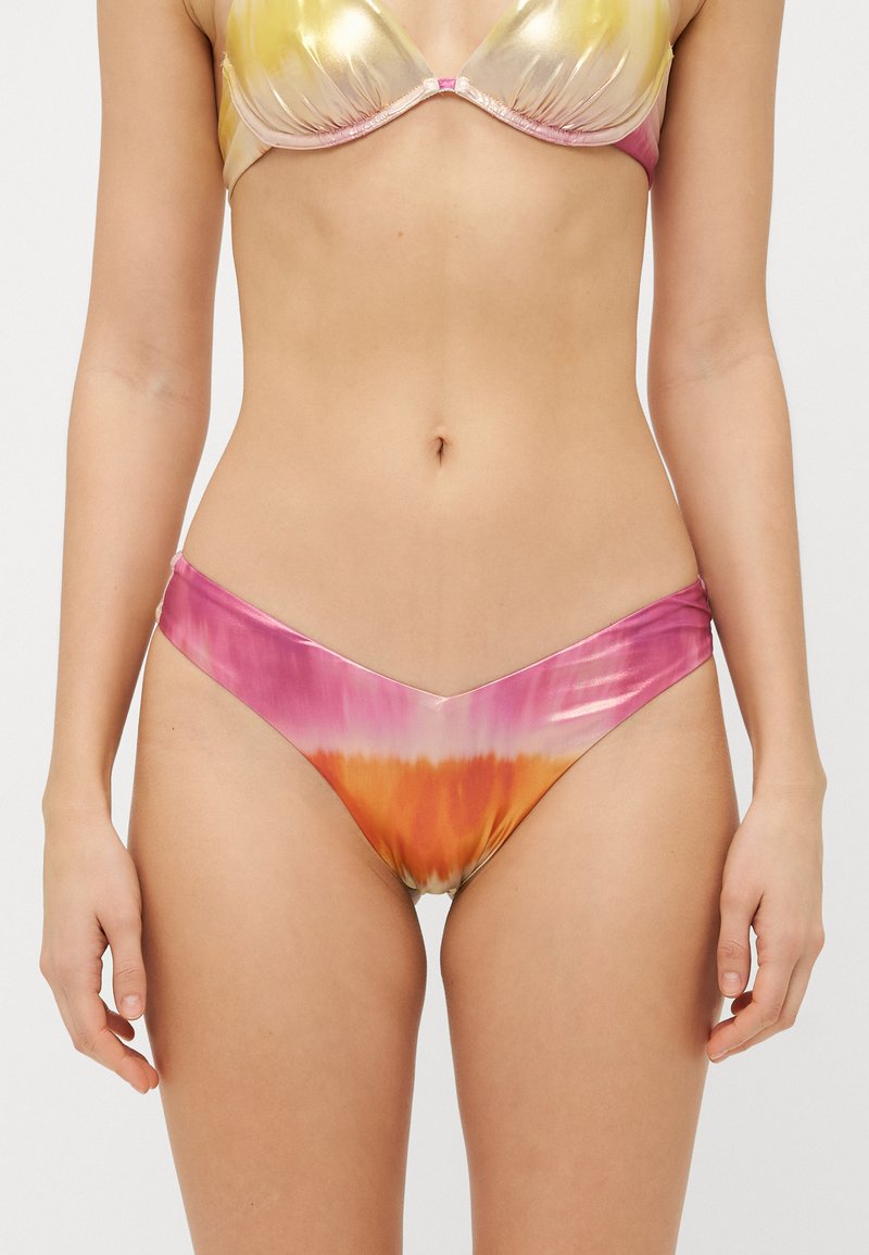 Bikini hlačke s veznim dizajnom, v-krojem, v barvah roza, oranžne in zlate. Narejene so iz sijočega, gladkega materiala.