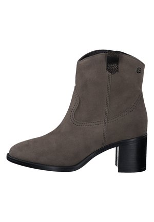Graue Wildleder-Ankle-Boots mit einer geschwungenen Form, die an der Ferse mit einem schwarzen strukturierten Akzent und sichtbaren Nähten entlang des Schafts versehen sind.