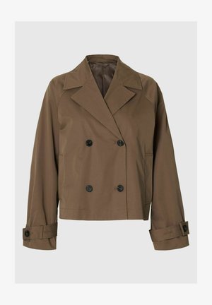 Chaqueta marrón corta de doble botonadura con solapas anchas, botones negros, mangas largas y puños abotonados.