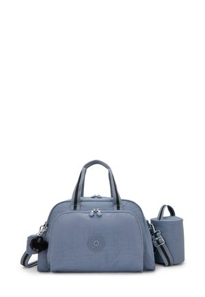 Helles blaues Nylon-Oberteil mit zwei Griffen, Reißverschluss und abnehmbarem Schultergurt. Enthält eine passende zylindrische Tasche und ein Logo-Detail.