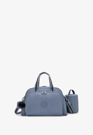 Lyseblå nylon taske med dobbelte håndtag, lynlåslukning og aftagelig skulderrem. Inkluderer matchende cylindrisk pung og logo-detalje.