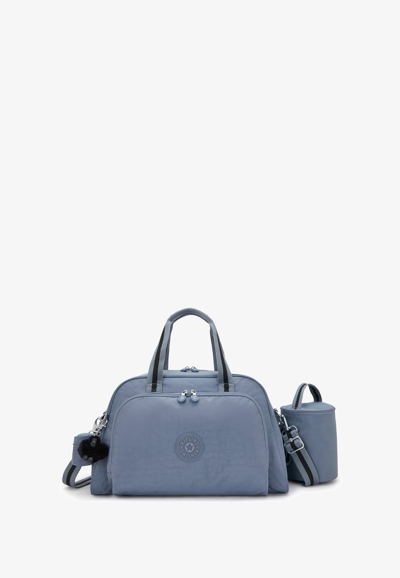 Borsa in nylon blu chiaro con doppi manici, chiusura con zip e tracolla rimovibile. Include un pochette cilindrica coordinata e dettaglio del logo.