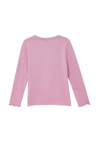 Chemise à manches longues de couleur rose clair, encolure ronde, ourlet et poignets à bords festonnés, fabriquée en tissu doux et lisse, sans motifs ni accessoires visibles.