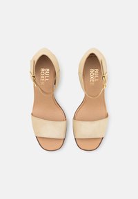 Helle goldene Sandalen mit zwei breiten Riemen, strukturiertem Finish, offener Zehenpartie und einem Knöchelriemen mit goldener Schnalle. Markennamen auf der Innensohle geprägt.