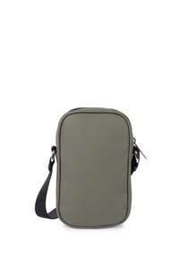 Borsa a tracolla rettangolare in tessuto verde strutturato, con zip e tracolla nera regolabile. Design minimalista senza hardware visibile.