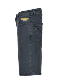 Shorts en denim gris foncé avec une coupe droite, dotés d'une poche patch avec une broderie contrastante "homeboy x-tra" et des détails de couture visibles.
