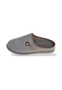 Pantofole grigie morbide con finitura in suede liscia, decorazioni rosse e argentate lungo i bordi e un design del logo sottile. Suola piatta.