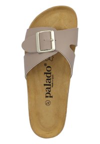 Brun slidesandal i mjukt syntetiskt material, med ett brett rem med en rektangulär spänne och en texturerad korkfotbädd.