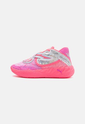 Zapatillas deportivas rosas con una parte superior texturizada, que presentan acentos plateados, paneles de malla y una suela de goma con un patrón en la suela.