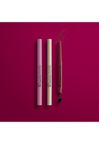 Tre ögonbrynprodukter: en rosa penna, en beige penna och en kastanjefärgad penna. Var och en har en slank, cylindrisk form med distinkta appliceringstoppar.