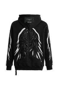 Sudadera negra con grandes alas bordadas en blanco y negro en la parte posterior. Textura suave, corte relajado y capucha con cordón.