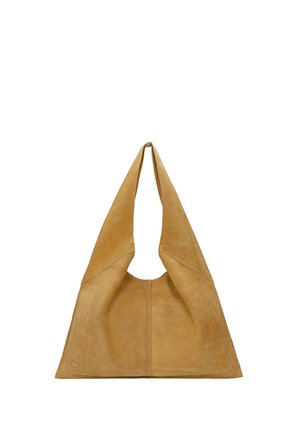 Sac à épaule triangulaire en daim couleur fauve avec larges sangles et coutures visibles discrètes, avec un petit logo métallique dans le coin inférieur.