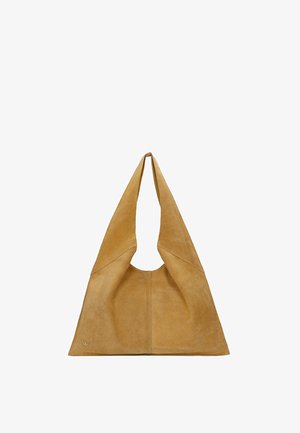 Trojúhelníková ramenní taška z koženky v barvě tan s širokými popruhy a jemnými viditelnými švy, s malým kovovým logem ve spodním rohu.