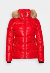 Rød pufferjakke med faux fur hætte. Har lynlås lukning, sidelommer og ribbede manchetter. Glat finish med quiltet tekstur.