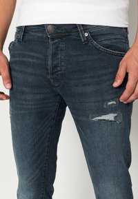 Jack & Jones JJIGLENN JJFOX - Calças de ganga de perna direita - grey denim