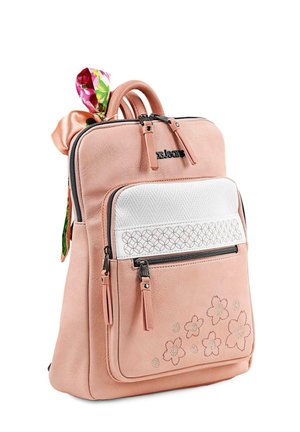 Mochila de imitación de cuero rosa con un bolsillo frontal texturizado blanco, bordado floral, cremalleras dobles y un lazo de patrón colorido adjunto.