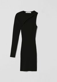 Robe noire côtelée avec un décolleté asymétrique unique, une manche longue et une silhouette ajustée. Texture lisse sans motifs visibles.