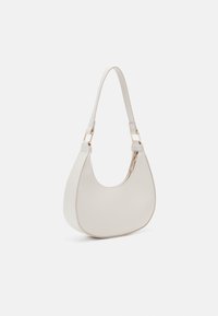 Sac à main en similicuir gris clair avec une silhouette incurvée, fermeture éclair et une seule bandoulière réglable. Accents en métal doré.