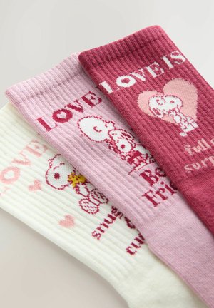 Drie paar sokken in wit, lichtroze en bordeauxrood, met een geribbelde structuur, cartoonafbeeldingen en teksten die te maken hebben met liefde en vriendschap.