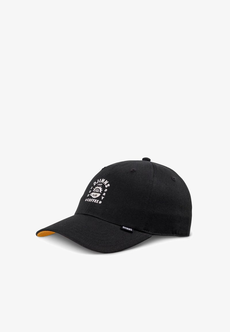 Fekete pamut baseball sapka ívelt vízszámmal, fehér hímzett szöveggel és logóval az elején, valamint kontrasztos sárga alsó résszel.