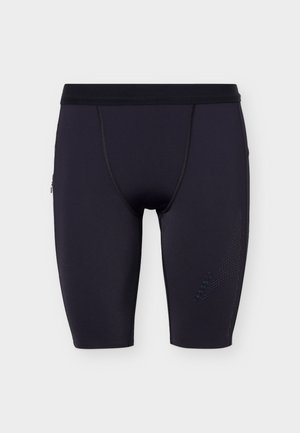 Crne sportske kompresijske kratke hlače duljine do koljena s ravnim šavovima i suptilnim ventilacijskim uzorkom na desnom bedro.