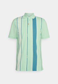 Polo shirt vert clair avec des rayures verticales en bleu foncé et blanc. Il a un col, des manches courtes et un accent orange près de l'encolure.
