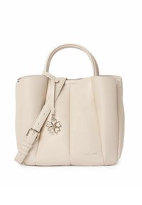 Beige læderhåndtaske med et struktureret design, plisserede sider, dobbelte håndtag, aftagelig skulderrem og en dekorativ sølvvedhæng.