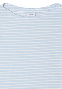 Chemise à rayures bleu clair et blanches avec un col rond et une étiquette de marque "CECIL" cousue à l'intérieur du col.