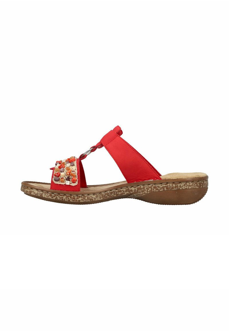 Rode sandaal met een gestructureerde bruine zool, voorzien van decoratieve kralen op de band en een gewatteerde voetbed voor comfort.
