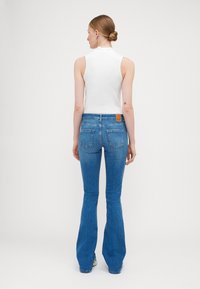 ONLY Tall ONLBLUSH MID - Platėjantys džinsai - medium blue denim