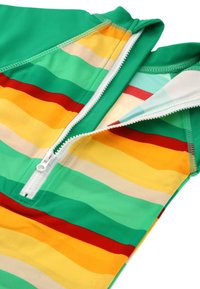 Kleurrijke zip-up zwemkleding met horizontale strepen in groen, geel, oranje en rood. Glad, rekbaar materiaal met een witte rits.