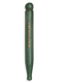Zielone narzędzie do masażu w kształcie gładkiego, wydłużonego obiektu, z zaokrąglonymi końcami i tłoczonym złotym napisem "CRYSTALLOVE". Teksturowane wykończenie poprawia chwyt.