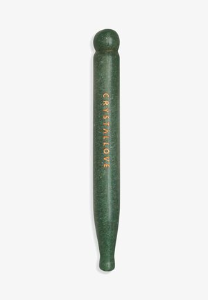 Groene crystal massage-tool met een gladde, langwerpige vorm, afgeronde uiteinden en verhoogde gouden tekst "CRYSTALLOVE." Textuurafwerking verbetert de grip.