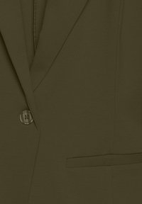 Blazer vert olive avec une fermeture à un bouton, col à revers cranté et une poche passepoilée horizontale à l'avant.
