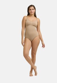 Beige badpak met verstelbare bandjes, een aansluitend ontwerp en een zachte textuur, met een bescheiden halslijn en hoge beenuitsnijding.