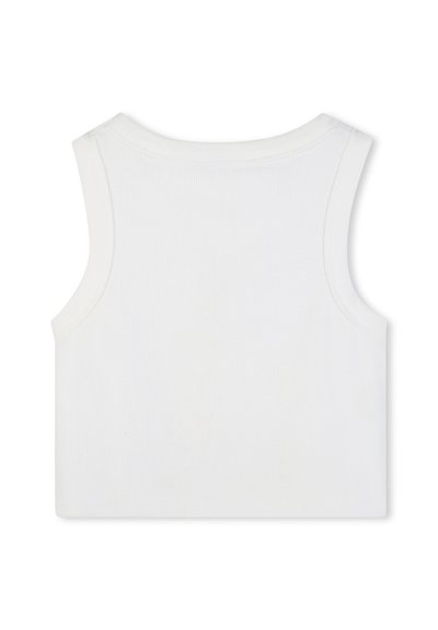 Haut court sans manches blanc à côtes avec larges bretelles et encolure ronde, vu de dos.