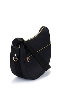 Sac à épaule en simili cuir noir avec une forme courbée, présentant une surface texturée, des zip dorés et une large bandoulière avec un motif de logo.